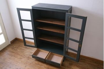 ペイント家具　落ち着いた色合いの扉付き本棚(ブックケース、戸棚、収納棚)