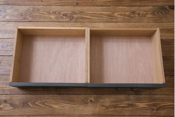 ペイント家具　落ち着いた色合いの扉付き本棚(ブックケース、戸棚、収納棚)