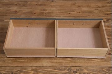 ペイント家具　落ち着いた色合いの扉付き本棚(ブックケース、戸棚、収納棚)