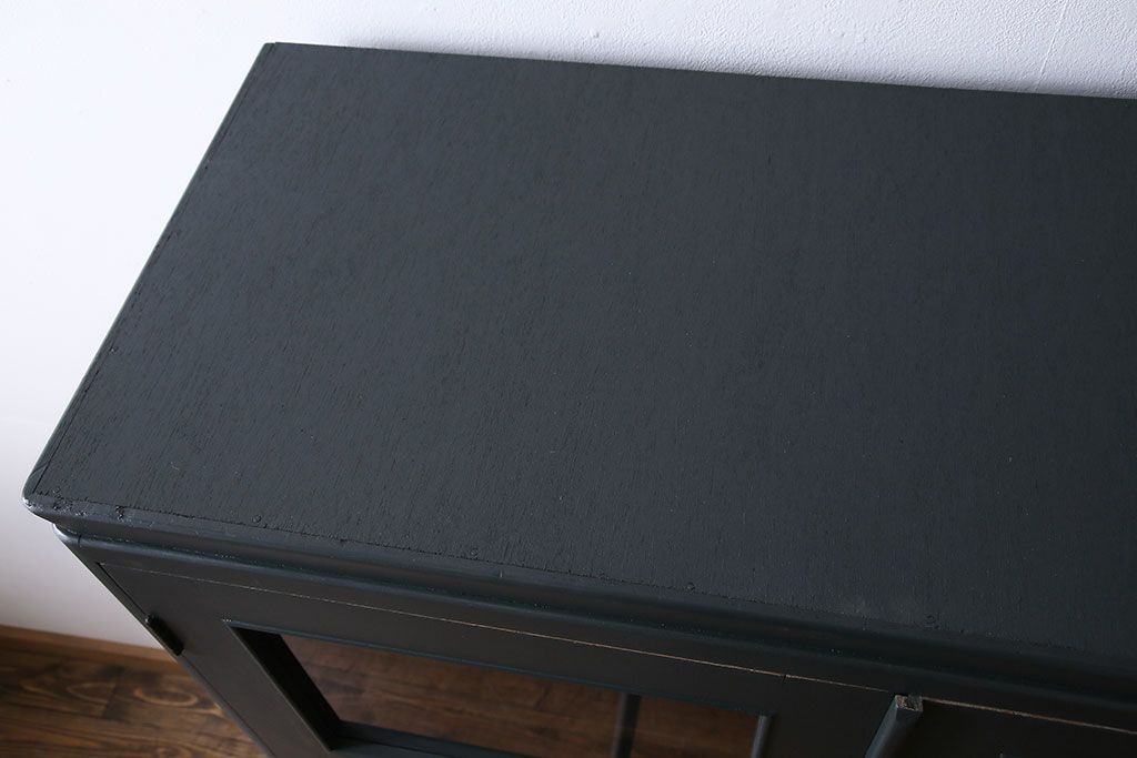 ペイント家具　落ち着いた色合いの扉付き本棚(ブックケース、戸棚、収納棚)