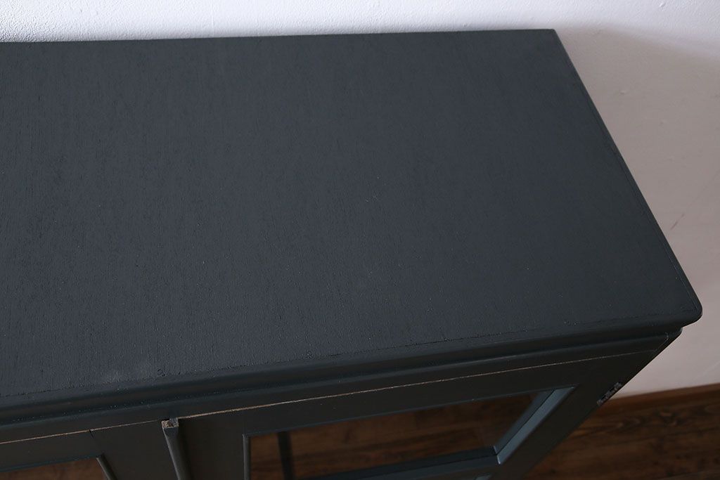 ペイント家具　落ち着いた色合いの扉付き本棚(ブックケース、戸棚、収納棚)