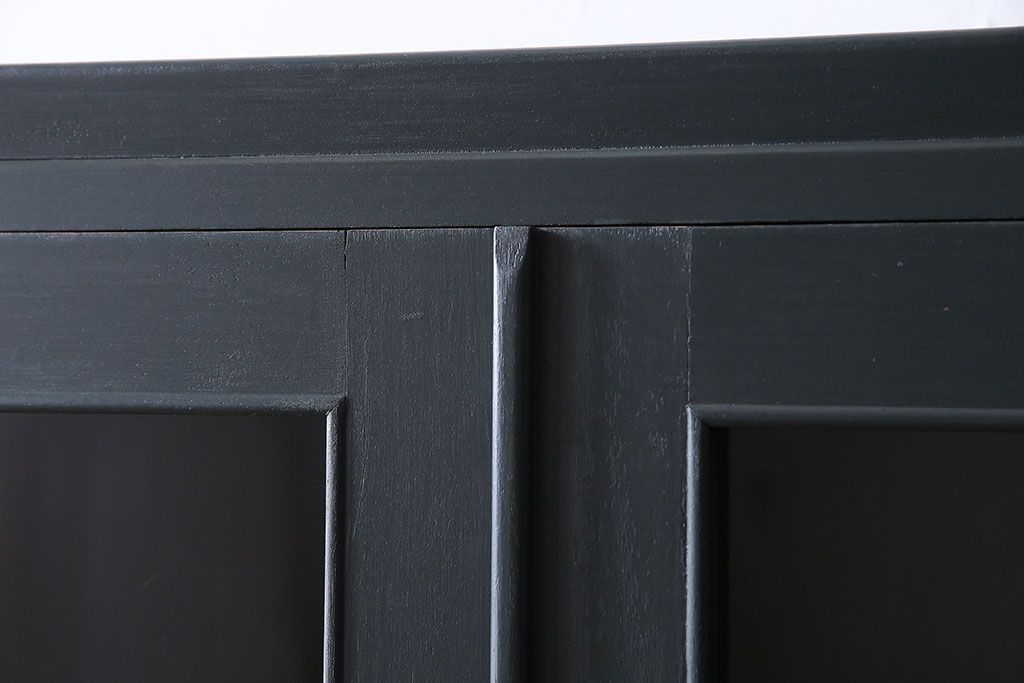 ペイント家具　落ち着いた色合いの扉付き本棚(ブックケース、戸棚、収納棚)