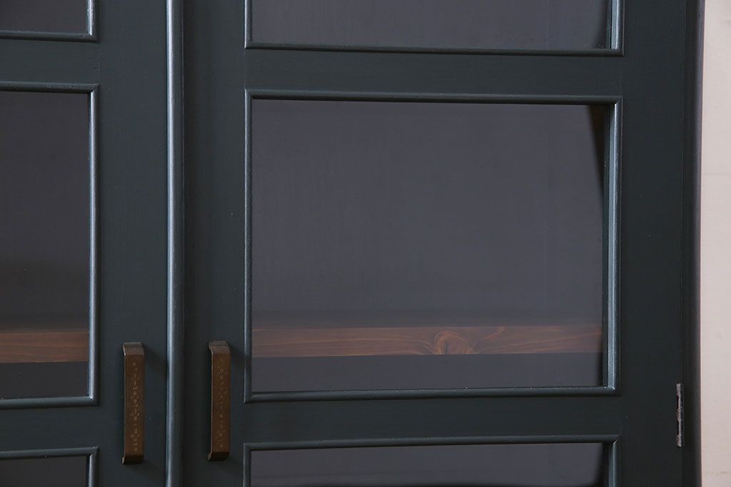 ペイント家具　落ち着いた色合いの扉付き本棚(ブックケース、戸棚、収納棚)