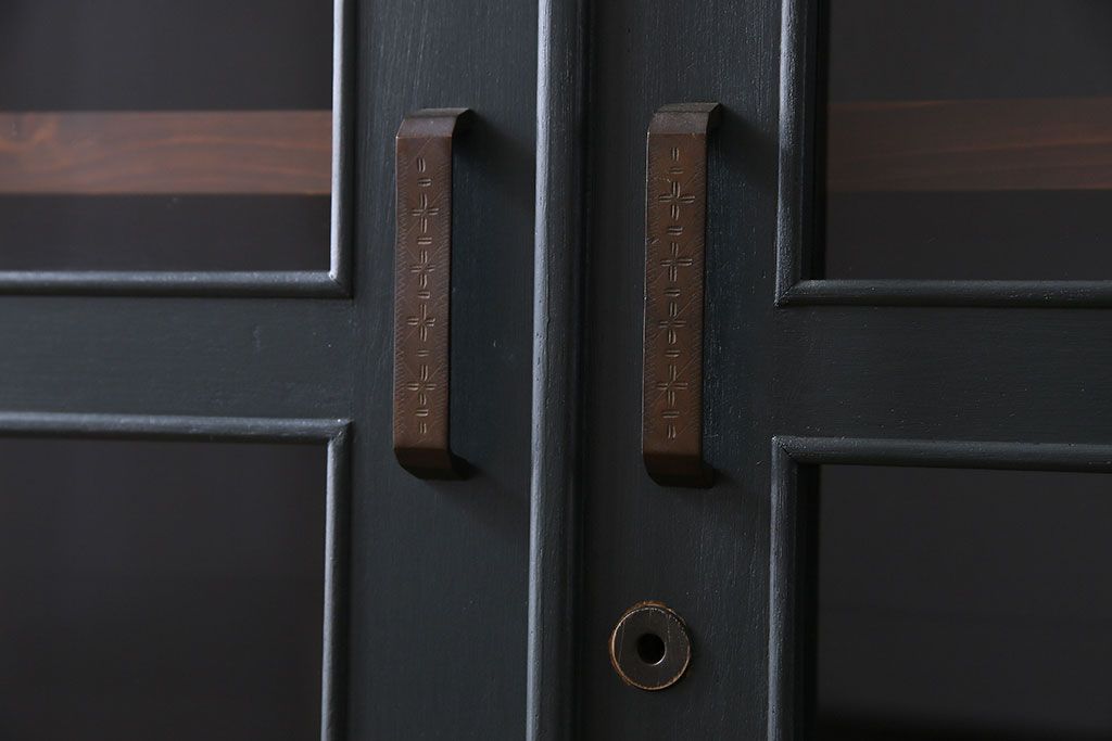 ペイント家具　落ち着いた色合いの扉付き本棚(ブックケース、戸棚、収納棚)