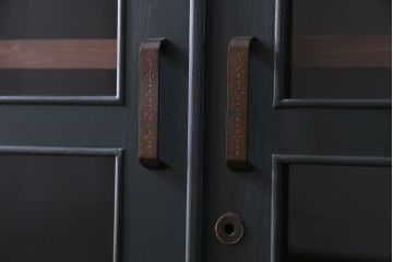 ペイント家具　落ち着いた色合いの扉付き本棚(ブックケース、戸棚、収納棚)