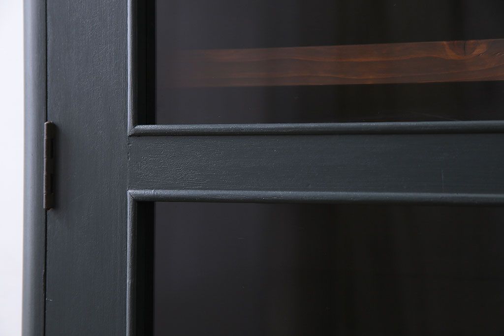 ペイント家具　落ち着いた色合いの扉付き本棚(ブックケース、戸棚、収納棚)