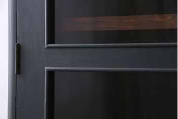 ペイント家具　落ち着いた色合いの扉付き本棚(ブックケース、戸棚、収納棚)