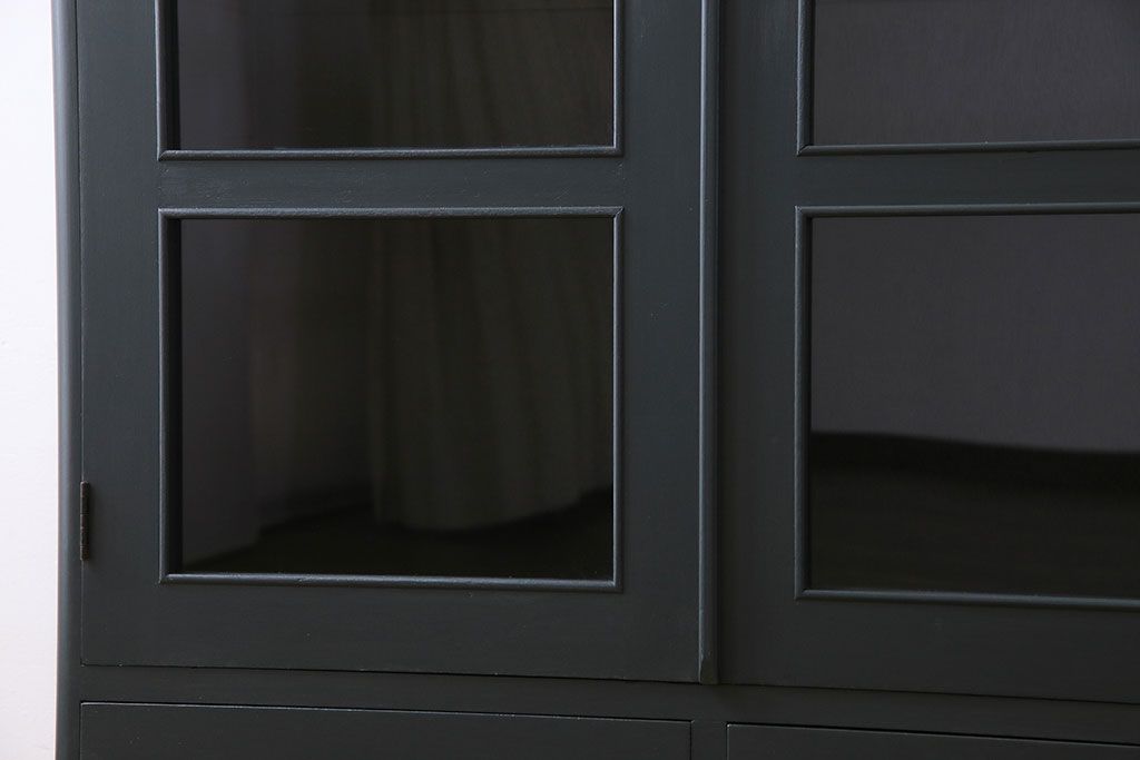 ペイント家具　落ち着いた色合いの扉付き本棚(ブックケース、戸棚、収納棚)