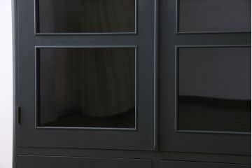 ペイント家具　落ち着いた色合いの扉付き本棚(ブックケース、戸棚、収納棚)