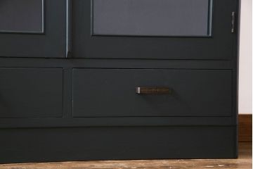 ペイント家具　落ち着いた色合いの扉付き本棚(ブックケース、戸棚、収納棚)