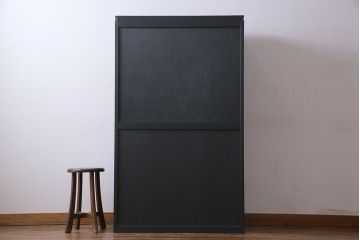 ペイント家具　落ち着いた色合いの扉付き本棚(ブックケース、戸棚、収納棚)