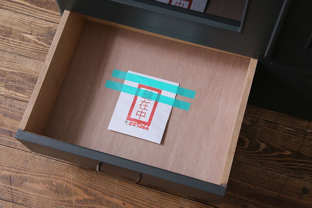 ペイント家具　落ち着いた色合いの扉付き本棚(ブックケース、戸棚、収納棚)