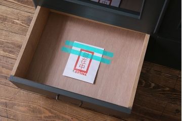 ペイント家具　落ち着いた色合いの扉付き本棚(ブックケース、戸棚、収納棚)