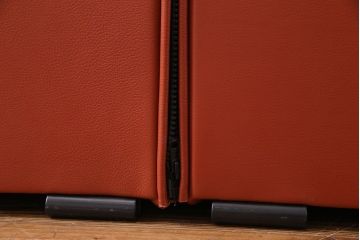 中古　Cassinaixc.(カッシーナイクスシー)　405-2P DUC(デュック) 革製二人掛けソファ(1)(定価約116万円)
