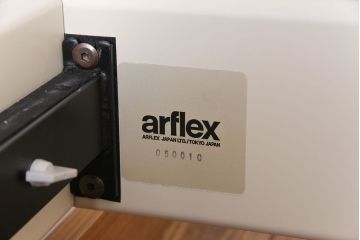 中古　arflex(アルフレックス)　FRUTTA(フルッタ)　曲線とホワイトカラーが美しいダブルベッド(ベッドフレーム)