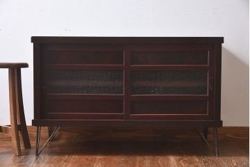 レトロ家具　和製アンティーク　美しいレトロガラスが目を惹く鉄脚付き箪笥ローボード(ローチェスト、テレビボード)