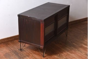 レトロ家具　和製アンティーク　美しいレトロガラスが目を惹く鉄脚付き箪笥ローボード(ローチェスト、テレビボード)