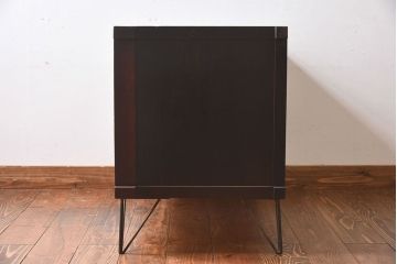 レトロ家具　和製アンティーク　美しいレトロガラスが目を惹く鉄脚付き箪笥ローボード(ローチェスト、テレビボード)