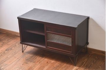 レトロ家具　和製アンティーク　美しいレトロガラスが目を惹く鉄脚付き箪笥ローボード(ローチェスト、テレビボード)