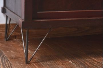 レトロ家具　和製アンティーク　美しいレトロガラスが目を惹く鉄脚付き箪笥ローボード(ローチェスト、テレビボード)