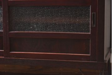 レトロ家具　和製アンティーク　美しいレトロガラスが目を惹く鉄脚付き箪笥ローボード(ローチェスト、テレビボード)