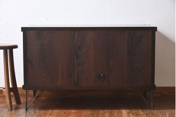 レトロ家具　和製アンティーク　美しいレトロガラスが目を惹く鉄脚付き箪笥ローボード(ローチェスト、テレビボード)