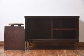 レトロ家具　和製アンティーク　美しいレトロガラスが目を惹く鉄脚付き箪笥ローボード(ローチェスト、テレビボード)