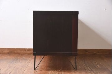 レトロ家具　和製アンティーク　美しいレトロガラスが目を惹く鉄脚付き箪笥ローボード(ローチェスト、テレビボード)