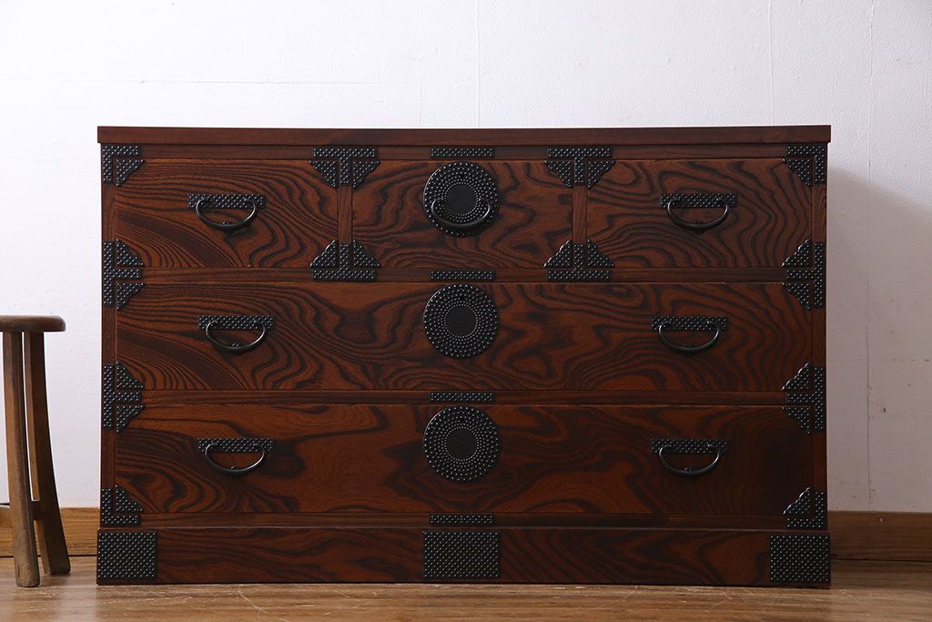 中古美品　伝統民芸家具　岩谷堂　あられ紋様が存在感を引き立てる衣装箪笥(サイドボード、キャビネット)(定価約32万円)