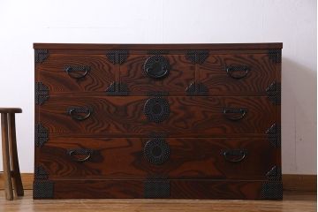 中古美品　伝統民芸家具　岩谷堂　あられ紋様が存在感を引き立てる衣装箪笥(サイドボード、キャビネット)(定価約32万円)