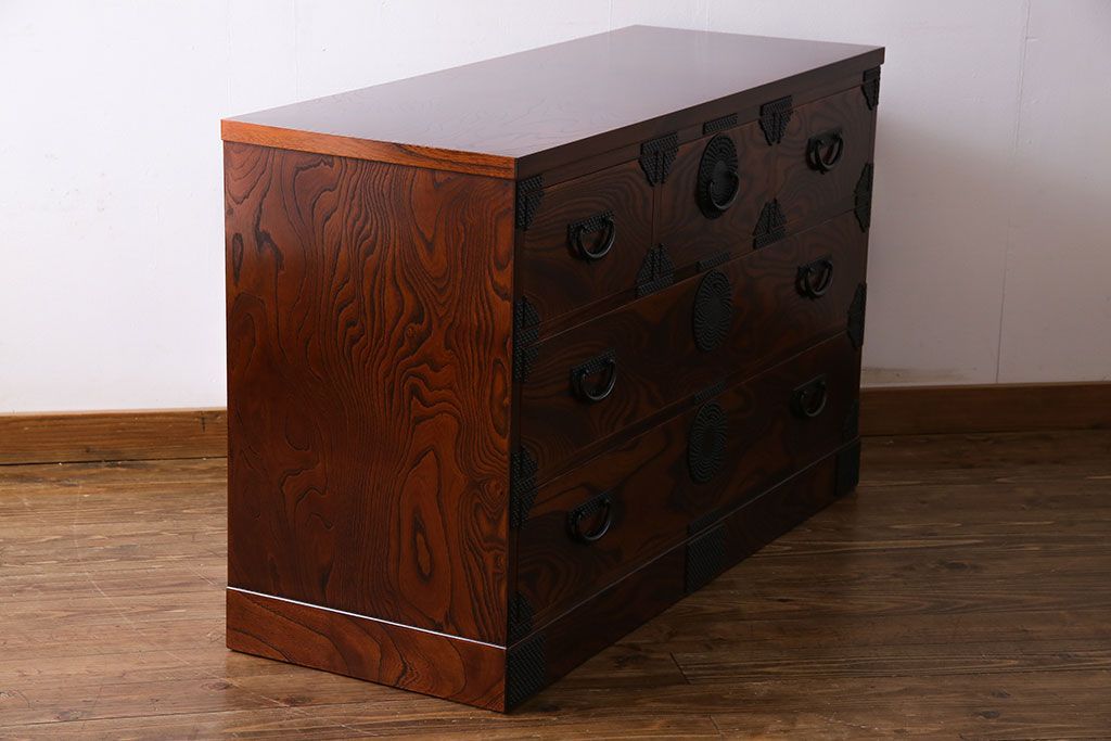 中古美品　伝統民芸家具　岩谷堂　あられ紋様が存在感を引き立てる衣装箪笥(サイドボード、キャビネット)(定価約32万円)