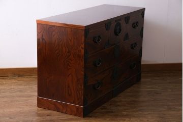 中古美品　伝統民芸家具　岩谷堂　あられ紋様が存在感を引き立てる衣装箪笥(サイドボード、キャビネット)(定価約32万円)