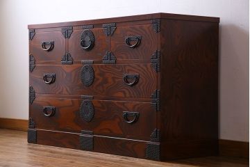 中古美品　伝統民芸家具　岩谷堂　あられ紋様が存在感を引き立てる衣装箪笥(サイドボード、キャビネット)(定価約32万円)