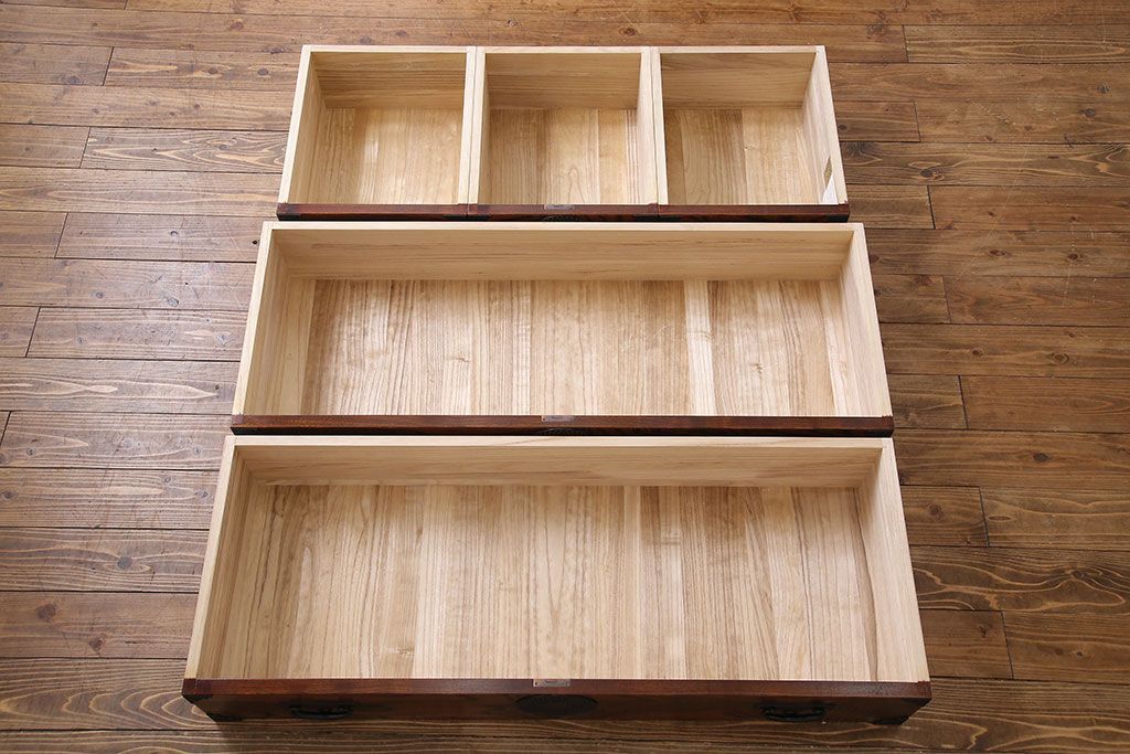 中古美品　伝統民芸家具　岩谷堂　あられ紋様が存在感を引き立てる衣装箪笥(サイドボード、キャビネット)(定価約32万円)