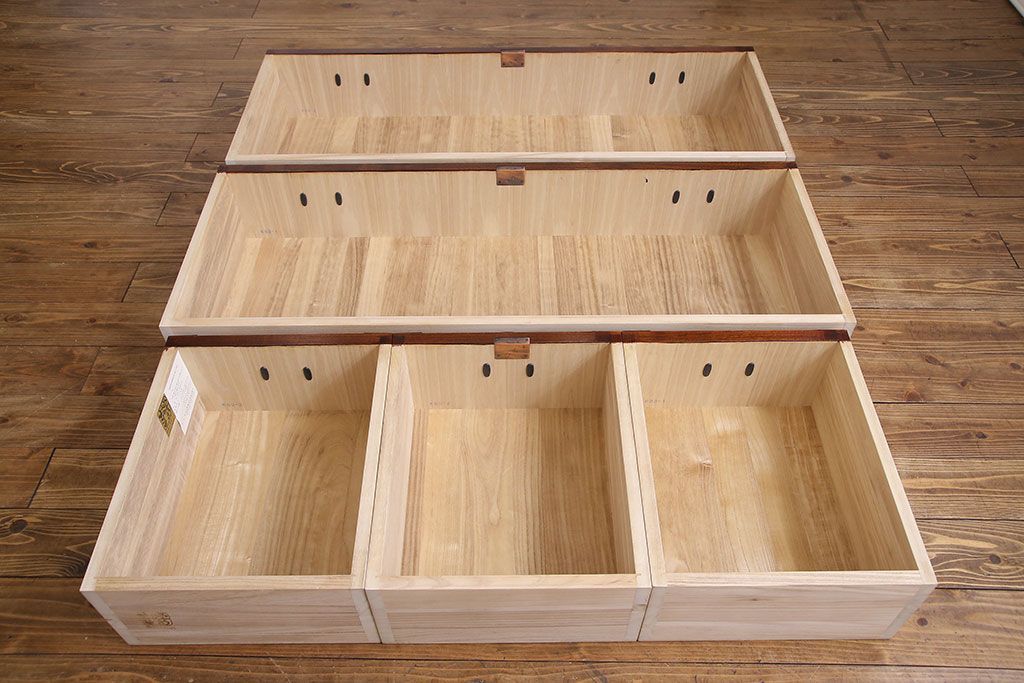 中古美品　伝統民芸家具　岩谷堂　あられ紋様が存在感を引き立てる衣装箪笥(サイドボード、キャビネット)(定価約32万円)