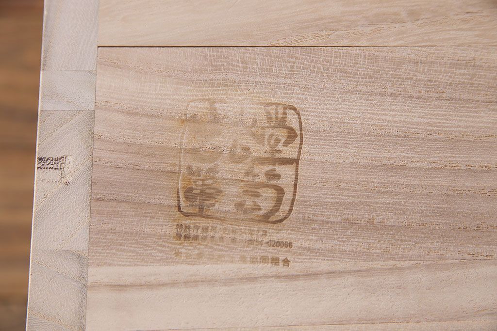 中古美品　伝統民芸家具　岩谷堂　あられ紋様が存在感を引き立てる衣装箪笥(サイドボード、キャビネット)(定価約32万円)