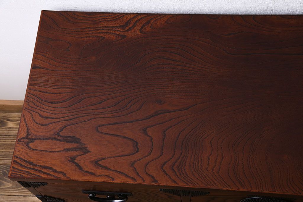 中古美品　伝統民芸家具　岩谷堂　あられ紋様が存在感を引き立てる衣装箪笥(サイドボード、キャビネット)(定価約32万円)