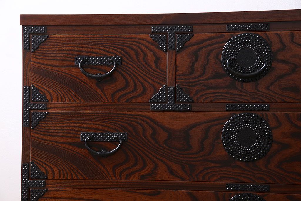 中古美品　伝統民芸家具　岩谷堂　あられ紋様が存在感を引き立てる衣装箪笥(サイドボード、キャビネット)(定価約32万円)