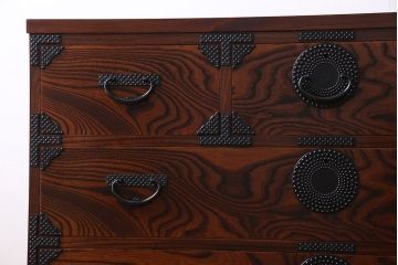 中古美品　伝統民芸家具　岩谷堂　あられ紋様が存在感を引き立てる衣装箪笥(サイドボード、キャビネット)(定価約32万円)