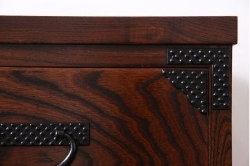 中古美品　伝統民芸家具　岩谷堂　あられ紋様が存在感を引き立てる衣装箪笥(サイドボード、キャビネット)(定価約32万円)