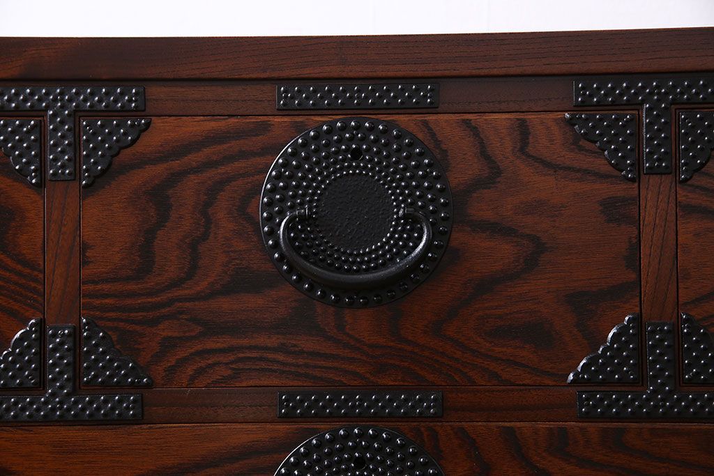 中古美品　伝統民芸家具　岩谷堂　あられ紋様が存在感を引き立てる衣装箪笥(サイドボード、キャビネット)(定価約32万円)