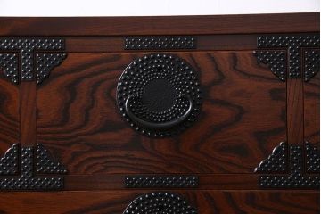 中古美品　伝統民芸家具　岩谷堂　あられ紋様が存在感を引き立てる衣装箪笥(サイドボード、キャビネット)(定価約32万円)