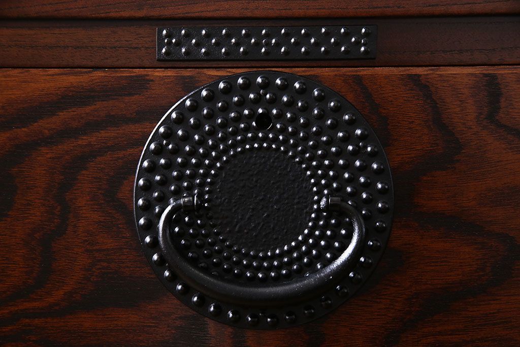 中古美品　伝統民芸家具　岩谷堂　あられ紋様が存在感を引き立てる衣装箪笥(サイドボード、キャビネット)(定価約32万円)