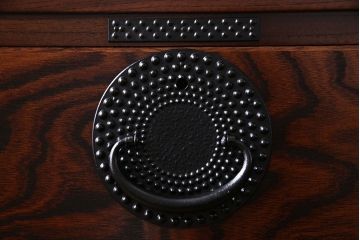 中古美品　伝統民芸家具　岩谷堂　あられ紋様が存在感を引き立てる衣装箪笥(サイドボード、キャビネット)(定価約32万円)