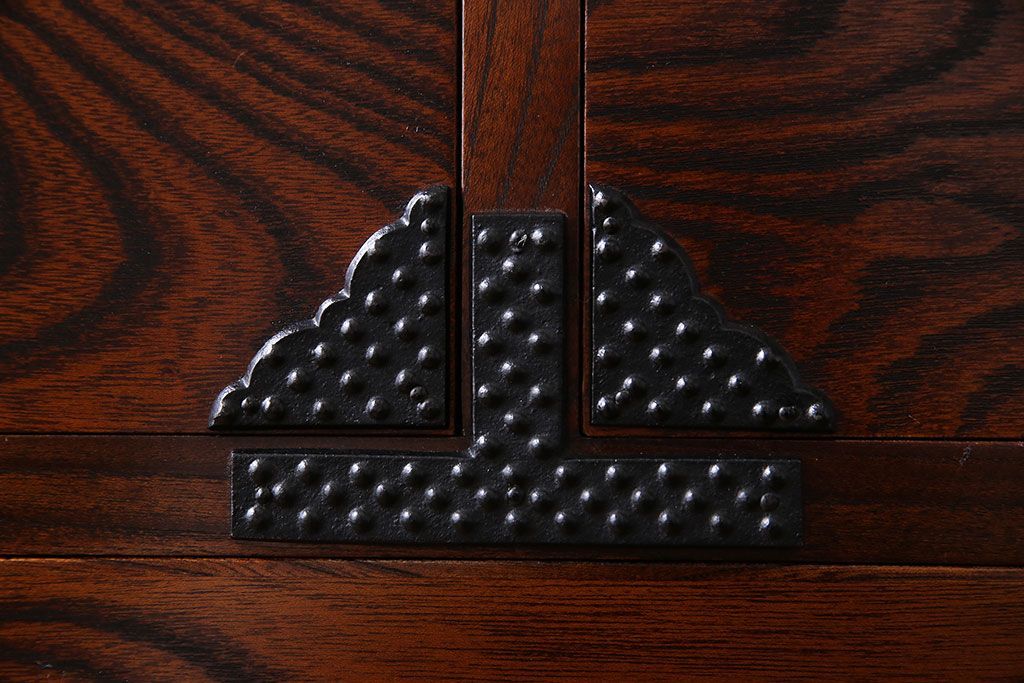 中古美品　伝統民芸家具　岩谷堂　あられ紋様が存在感を引き立てる衣装箪笥(サイドボード、キャビネット)(定価約32万円)