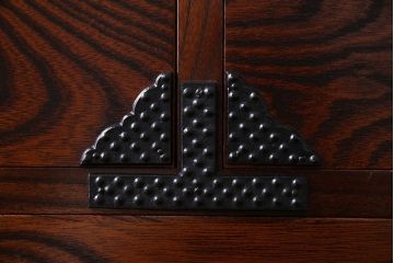 中古美品　伝統民芸家具　岩谷堂　あられ紋様が存在感を引き立てる衣装箪笥(サイドボード、キャビネット)(定価約32万円)