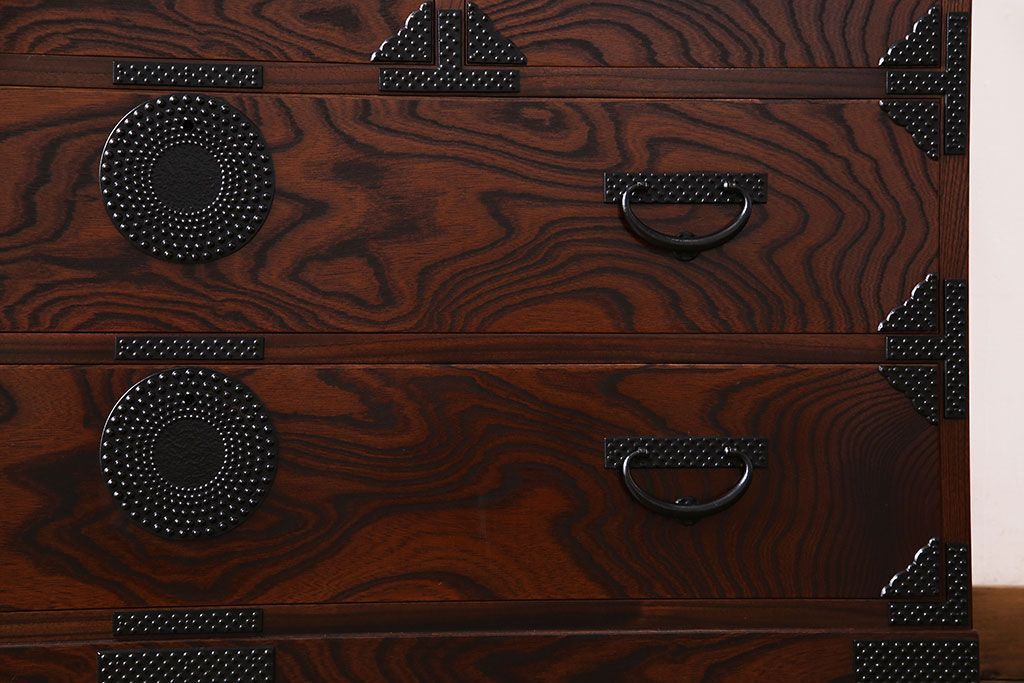 中古美品　伝統民芸家具　岩谷堂　あられ紋様が存在感を引き立てる衣装箪笥(サイドボード、キャビネット)(定価約32万円)