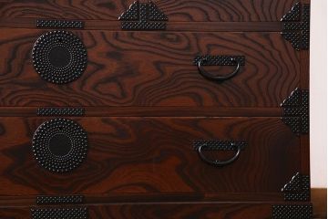 中古美品　伝統民芸家具　岩谷堂　あられ紋様が存在感を引き立てる衣装箪笥(サイドボード、キャビネット)(定価約32万円)