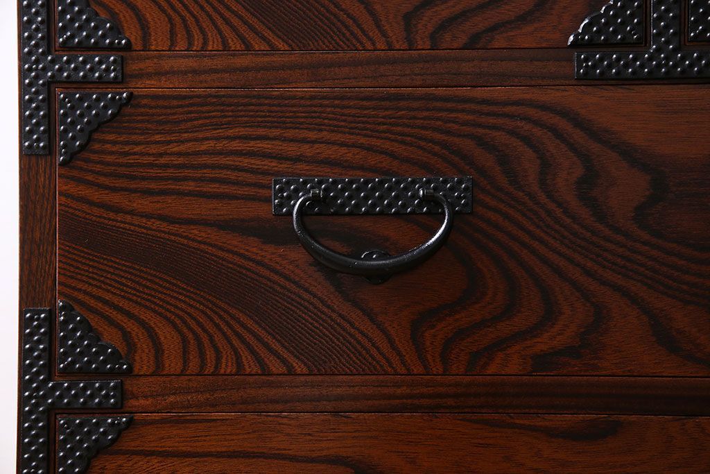 中古美品　伝統民芸家具　岩谷堂　あられ紋様が存在感を引き立てる衣装箪笥(サイドボード、キャビネット)(定価約32万円)