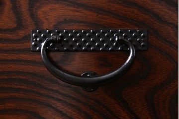 中古美品　伝統民芸家具　岩谷堂　あられ紋様が存在感を引き立てる衣装箪笥(サイドボード、キャビネット)(定価約32万円)